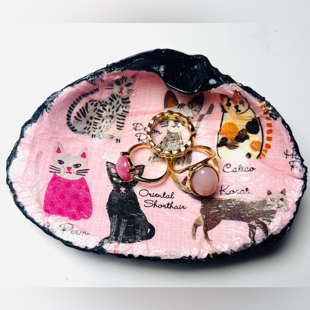 Handmade clam shell trinket dish with cat breed decoupage design. - Picture 4 of 5